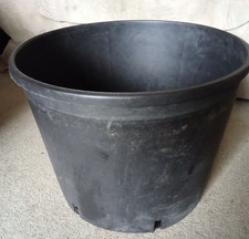 5 x 15 litre black plant pots. Good condition great quality.