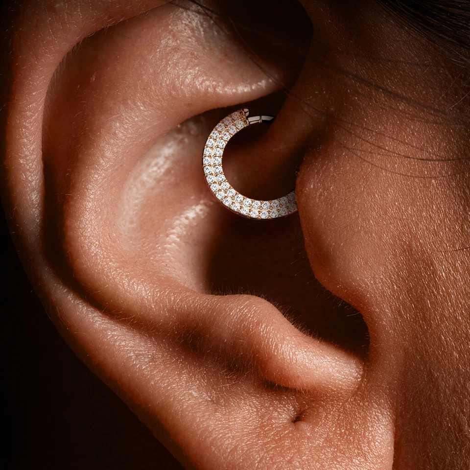 Piercing Creole In Titanio E Due Righe Di Zirconi - Immagine 2 di 4