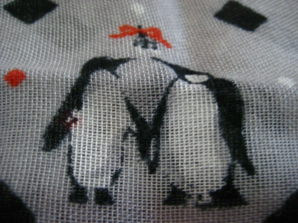 VERA BRADLEY (NIP/RETIRADO) Bufanda Suave con Flecos "Pingüinos Jugantes Gris" (Original $39) Foto 2 de 4