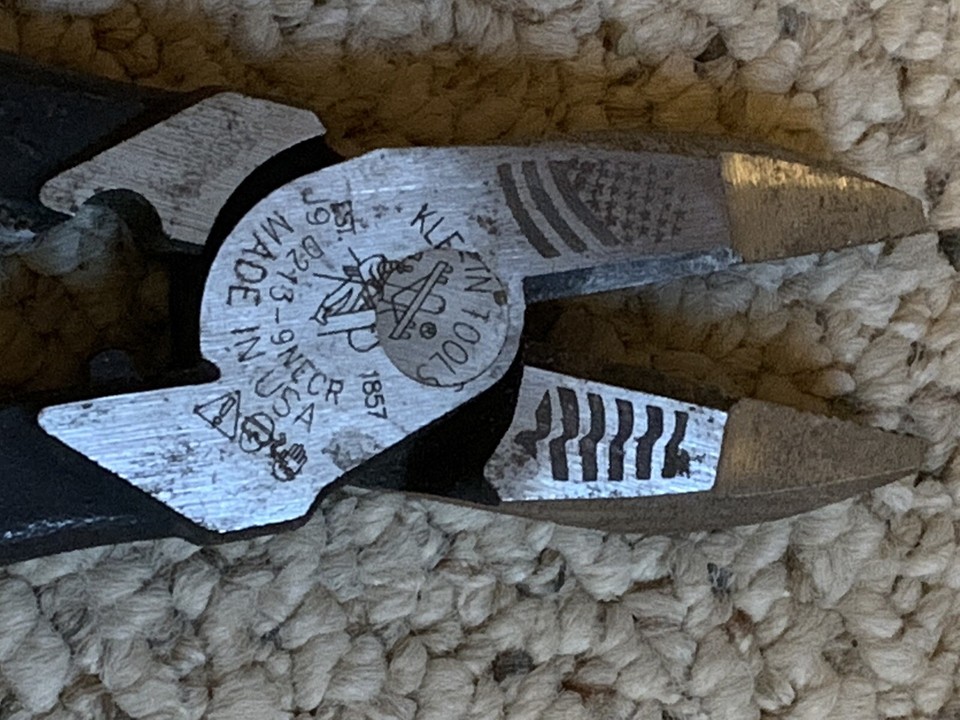 Klein Tools 9" High Leverage Side Cutting Pliers D2139NECR. Used