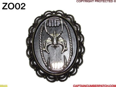 Steampunk Anstecker Brosche Pin Fledermaus Gothic Vampir Zähne Reißzähne Dracula Whitby #ZO02