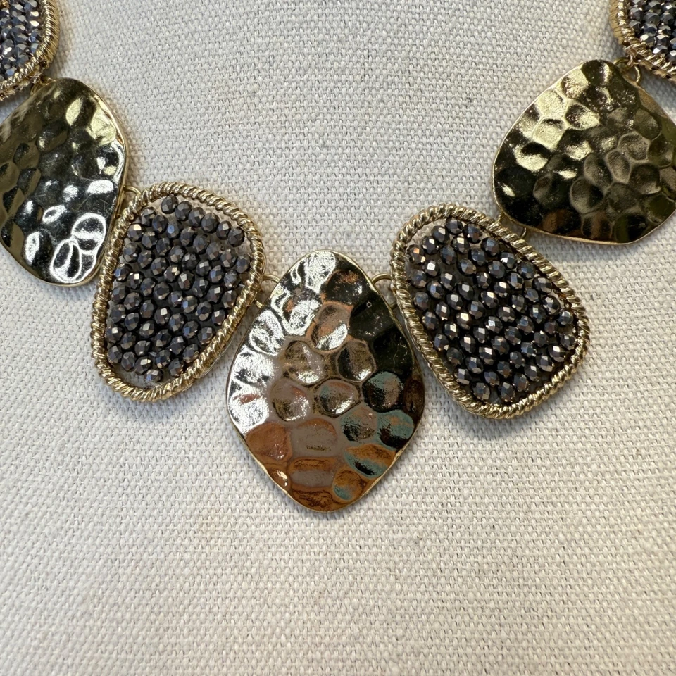 Collar Distintivo Martillado Metal Marcasita Tono Dorado Ajustable Foto 2 de 4