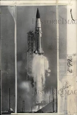 1964 Press Photo Saturn I super rocket launches away from Cape Kennedy, Florida