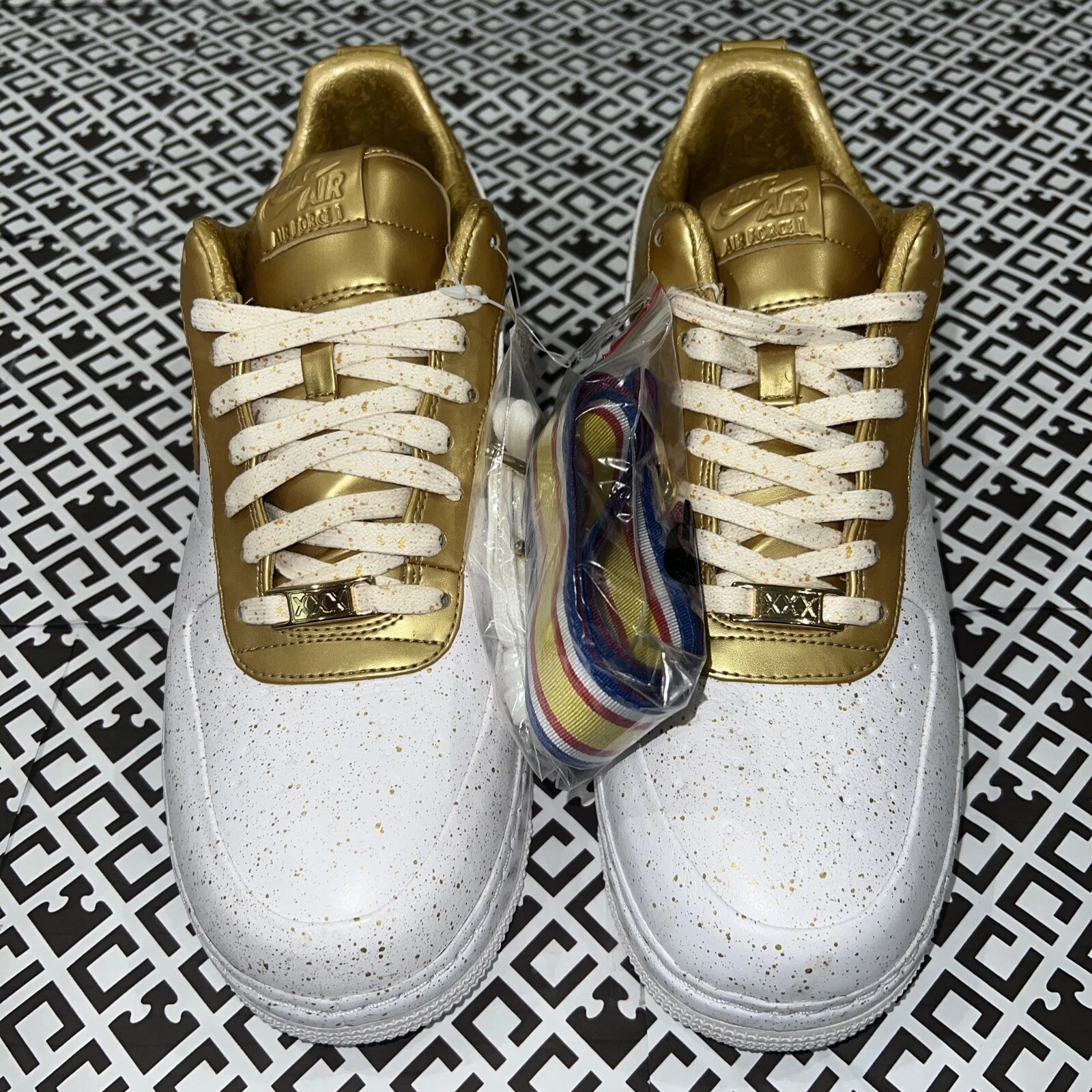 NIKE AIR FORCE 1 LOW SUPREME OR BLANC MÉTALLIQUE TAILLE 10,5 [516630 170]