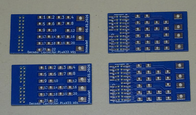 Universelle Platine zum Anschluss von Kabeln an einen PLuX22-Lokdecoder-Stecker
