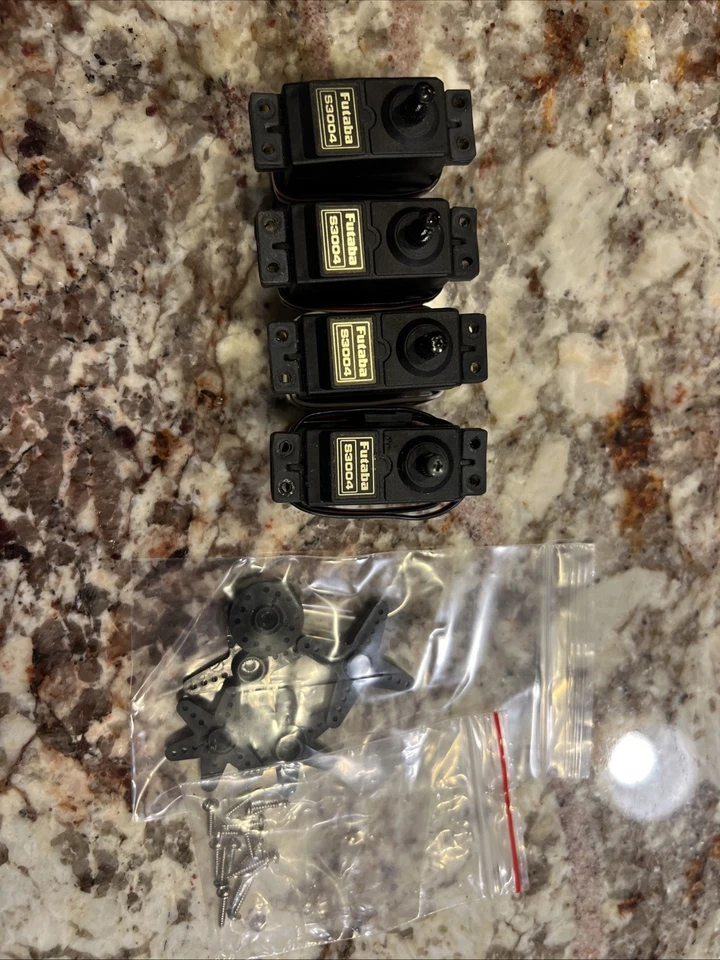 Vier Futaba S3004 Servos mit Hardware