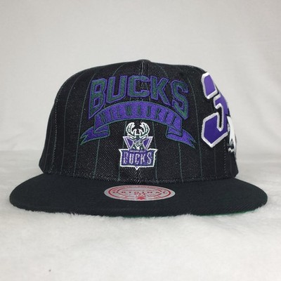 Billie Eilish キャップ　最安値。 Billie Eilish Milwaukee Bucks Mitchell & Ness NBA Snapback Hat Cap