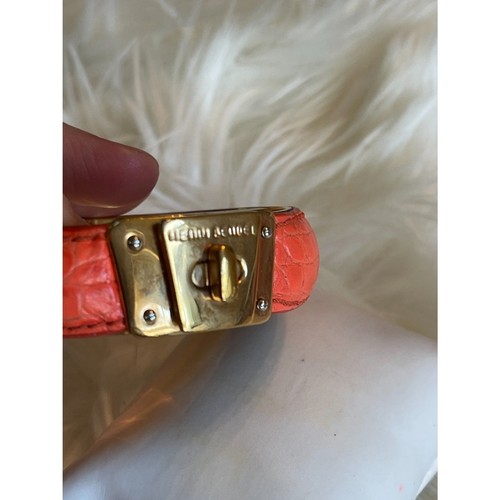 Brazalete vintage Henri Bendel con bisagras de cuero coral y tono dorado - Imagen 6 de 10