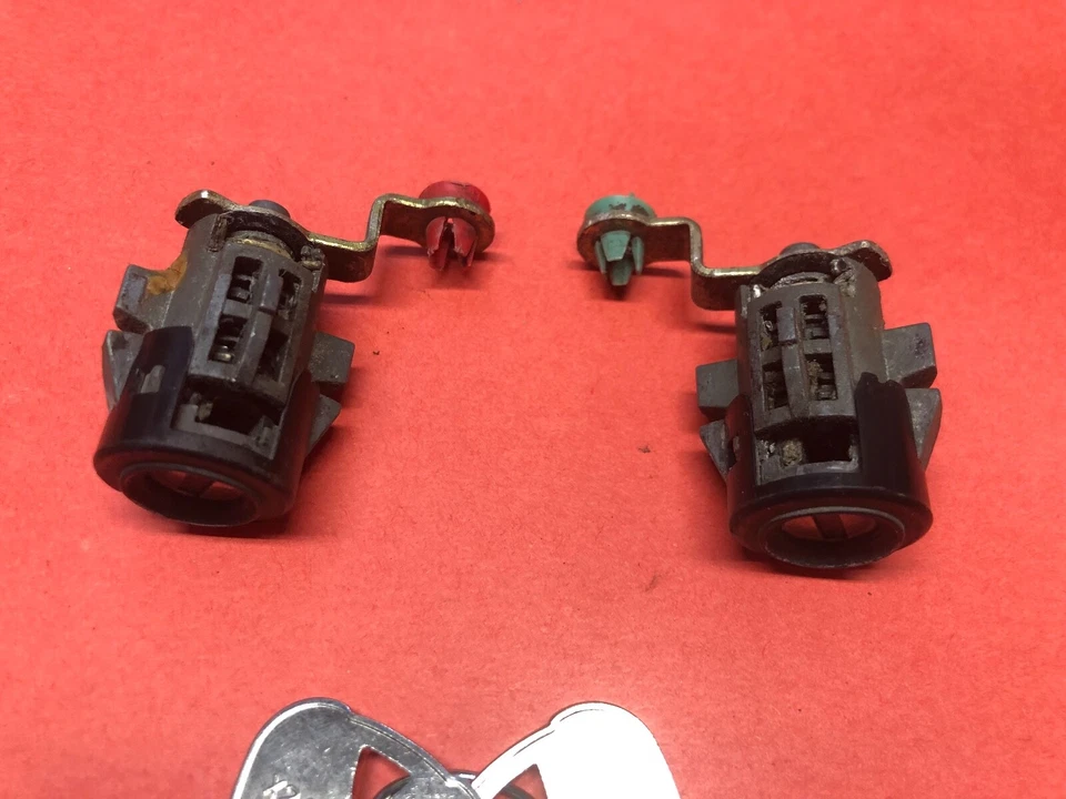 1997-2002 FORD ESCORT DRIVER & PASSENGER DOOR LOCK CYLINDER W 2 KEYS USED OEM!  - Image 2 of 2