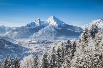 Wandbild: Schöne Berglandschaft in den bayerischen Alpen mit Dorf [...]