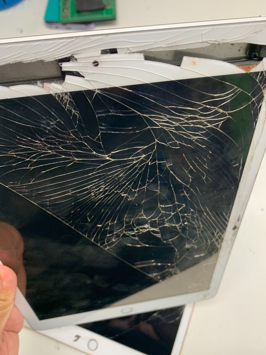 iPad Pro 12.9 3rd/ 4th Gen Cracked Glass and Screen Repair