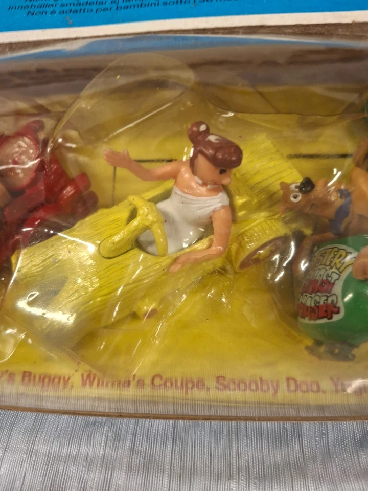 CORGI #3108 SCOOBY AND HIS FRIENDS 1982 GIFT SET FLINTSTONES YOGI BEAR NOS - Image 4 of 4