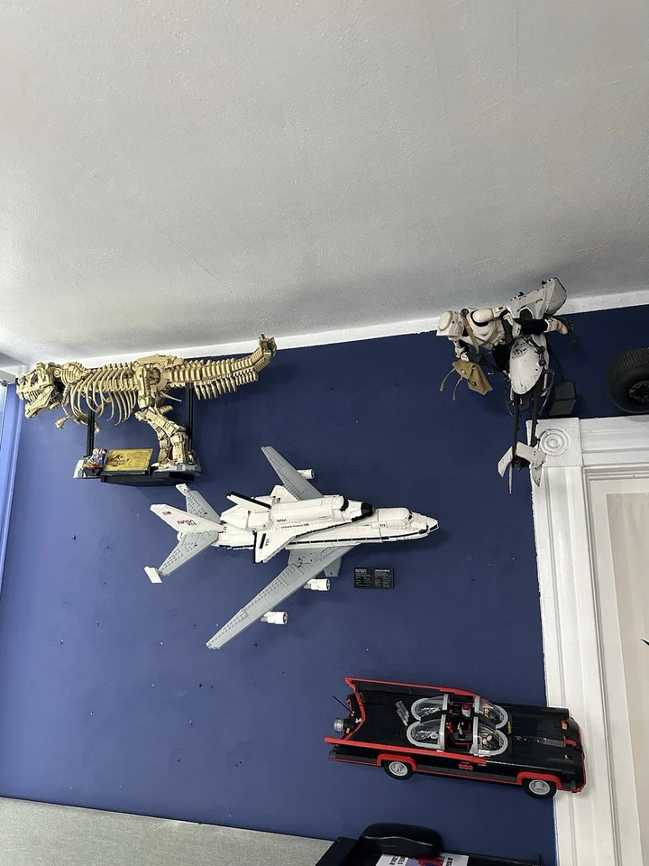 Expositor de montaje en pared para aviones portaaviones LEGO Icons Foto 2 de 4