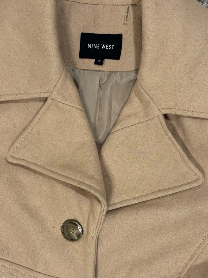 Casaco feminino Nine West mistura de lã bronzeada comprimento médio forrado ervilha tamanho 14 botão frontal - Imagem 2 de 4