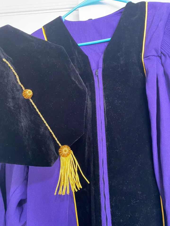 Vestido Tam Doctoral Premium para Profesor de Facultad Graduados de Doctorado Borde Dorado talla 45 Foto 2 de 4