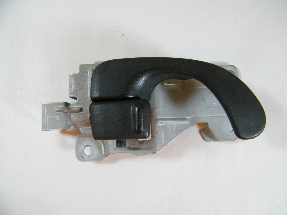 MITSUBISHI ECLIPSE 2000-2002 CERRADURA PUERTA INTERIOR LADO PASAJERO CON MANIJA Foto 2 de 4