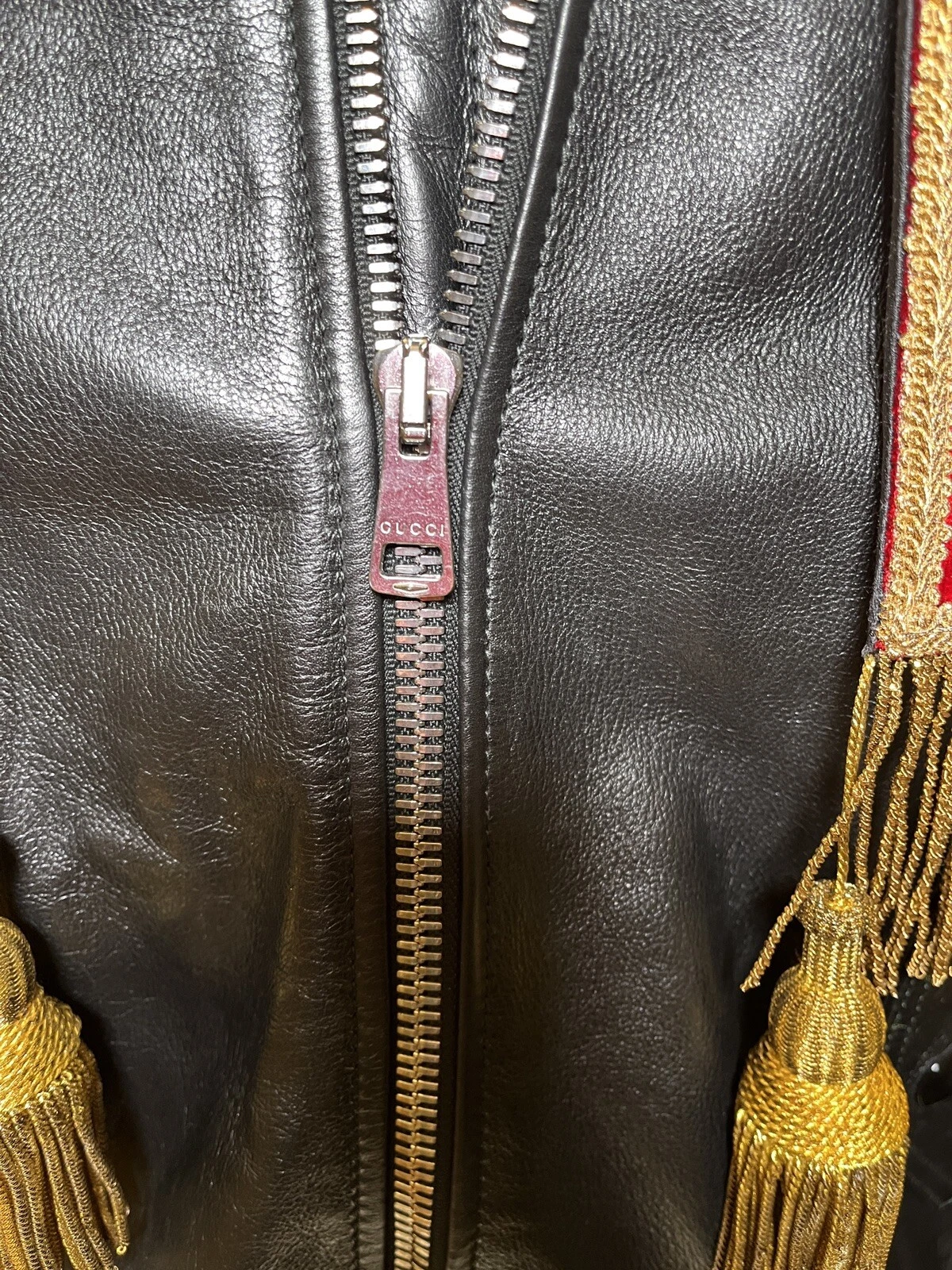 GIACCA BOMBER IN PELLE GUCCI con caratteristiche a spalla ricamata a mano nuova con etichette