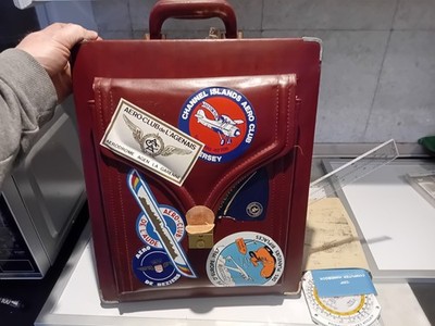 Vintage braune Leder Pooleys Flugtasche voller Flugbücher/Ausrüstung DE LESEN