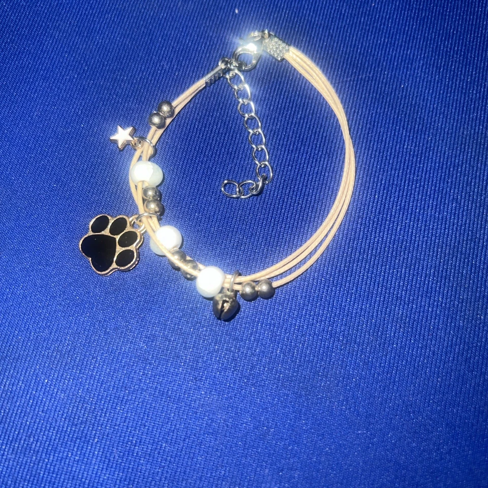 多股手链 带黑色猫爪印花小饰品、星星小饰品和各种珠子 — 第 3/3 张图片