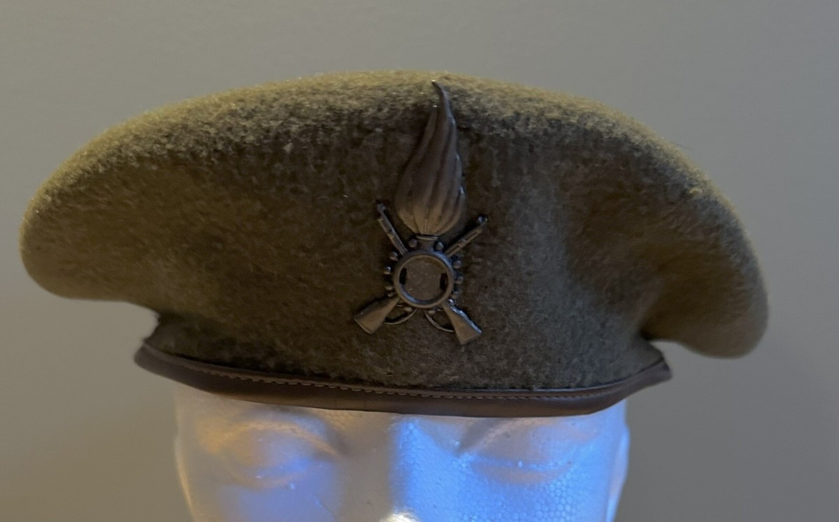 Vintage Italian Military Infantry Beret with badge Wool Used  display picture 1