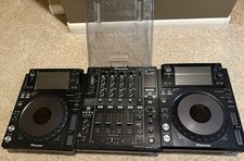 Pioneer DJM900NXS mixer  2 Pioneer XDJ1000 turntables