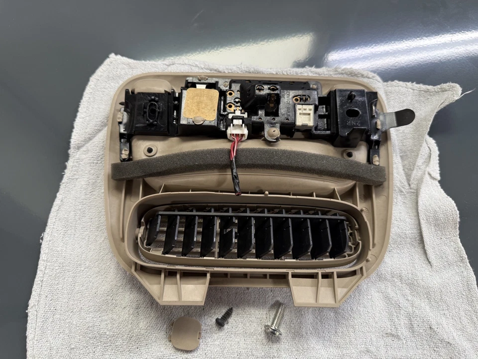 2004-2010 TOYOTA SIENNA LEFT REAR OVERHEAD DOME LIGHT A/C VENT PANEL OEM USED - Image 3 of 4