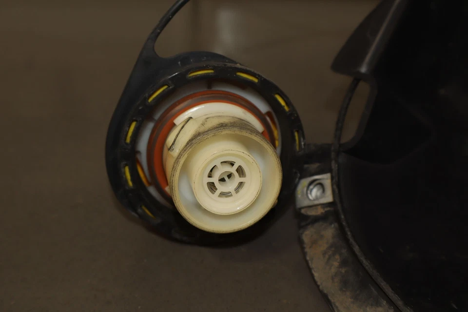 Chevrolet Suburban 07-14 5,3 L OEM cuello de llenado de combustible Southern Foto 3 de 4