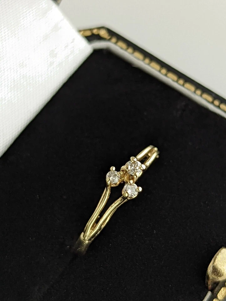 Vintage Natural Diamond 3 Stone 9ct Gold Floral Ring Split Band Size L 1/2 - Image 4 of 4