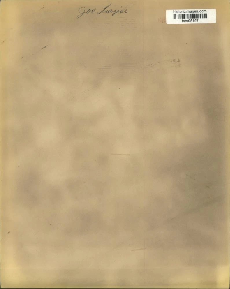 1974年 プレスフォト ボクサー ジョー フレイジャー 戦闘前 物理的なベルトを締めます - 画像2/2