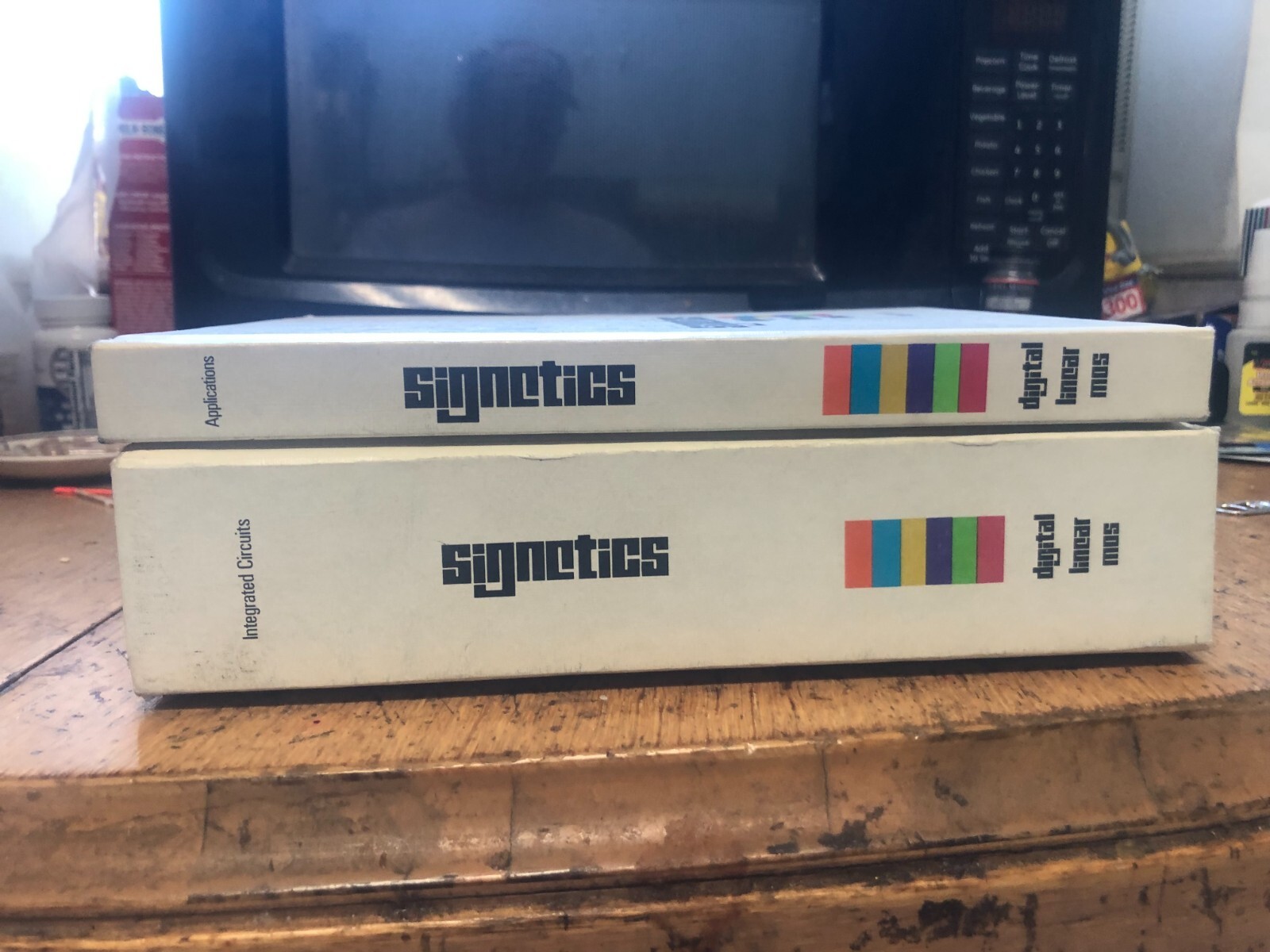 Signetics Book Data Book = Signetics Volume Digital Linear MOS Analog Applications ...