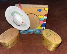 11 Vtg GUATEMALAN WORRY DOLLS Trouble Dolls In Wooden Box With Story Frame hat
