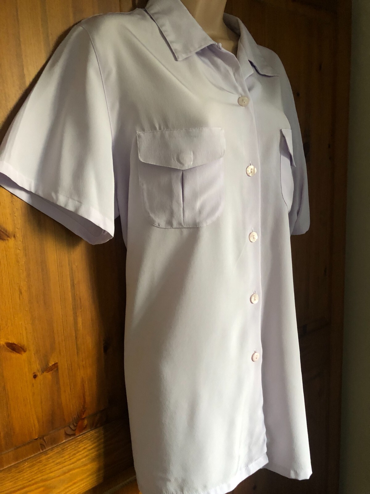 Blusa delantera con botones lila pálido semi transparente talla 16