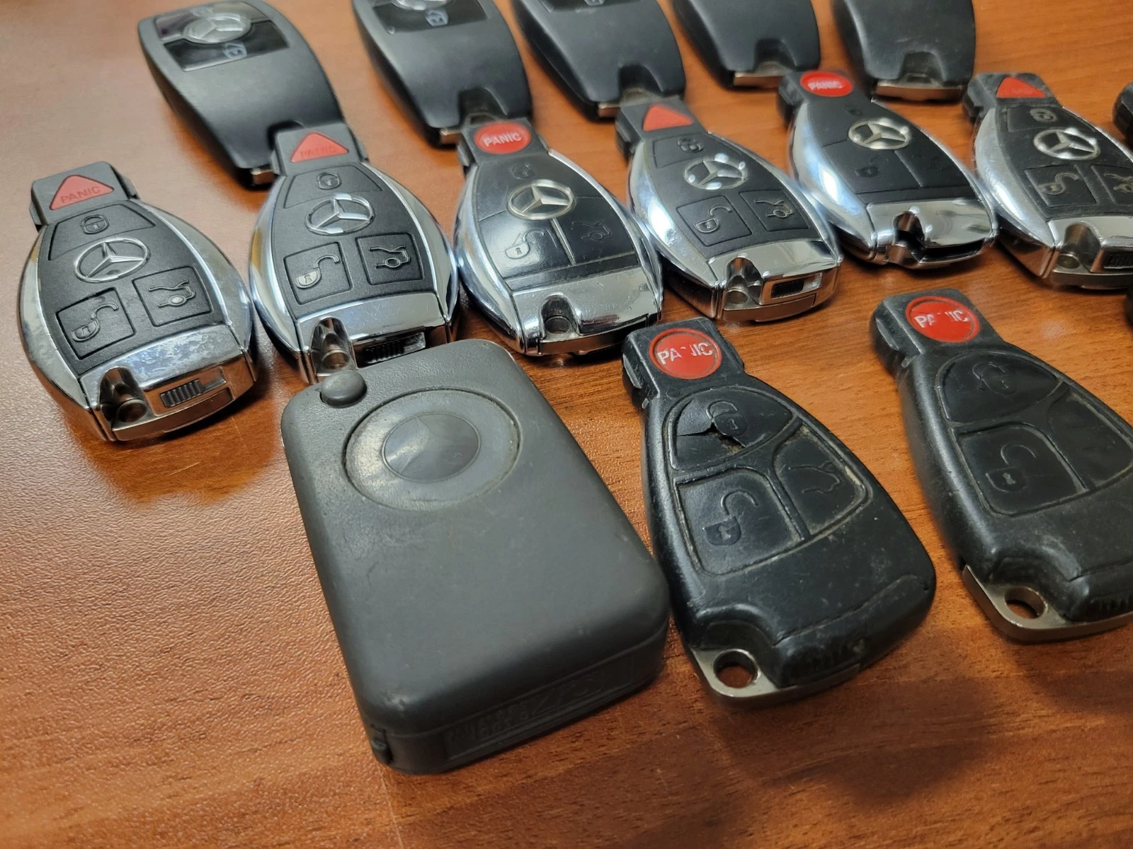 Lot of 16 OEM used Mercedes-Benz SMART PROXIMITY FOBIK key fobs - product detail image 5