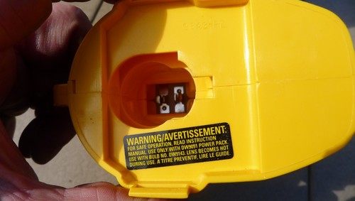 DEWALT DW906 PIVOTING HEAD FLASH LIGHT 14.4 VOLT, TOOL ONLY - Picture 4 of 6