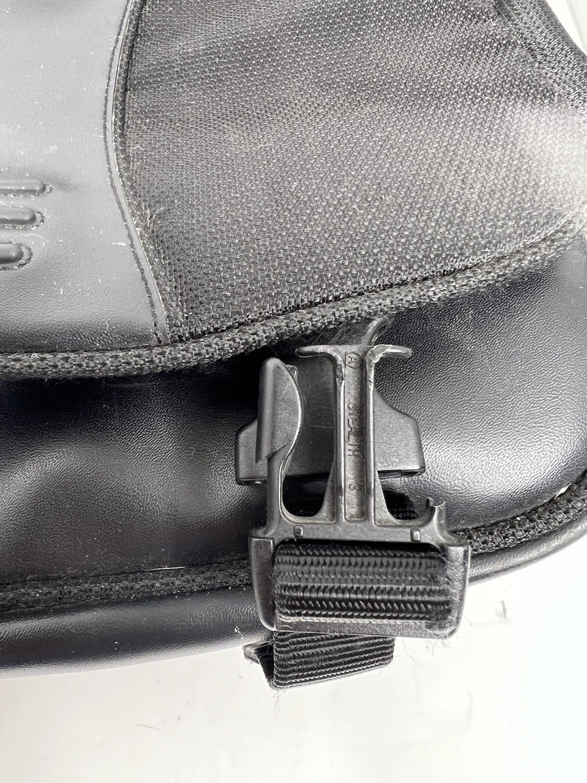 TUMI BLACK NYLON CROSSBODY SHOULDER MESSENGER BAG 589C Gem