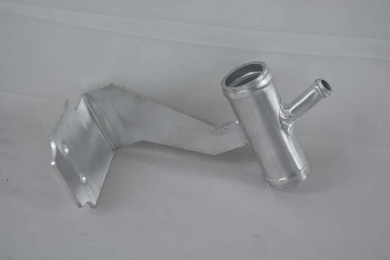 Tubo de refrigerante de agua de radiador de aluminio para Toyota Corolla 2009-13 1,8 L 1657722030 Foto 2 de 4