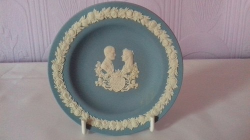 Wedgwood Jasperware Blue Plate & Dish : Prince Andrew & Sarah Ferguson, Wedding - Picture 6 of 9