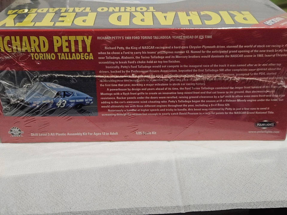 Polar Lights Ford Torino Talladega Richard Petty Kit 1/25 - Immagine 4 di 4