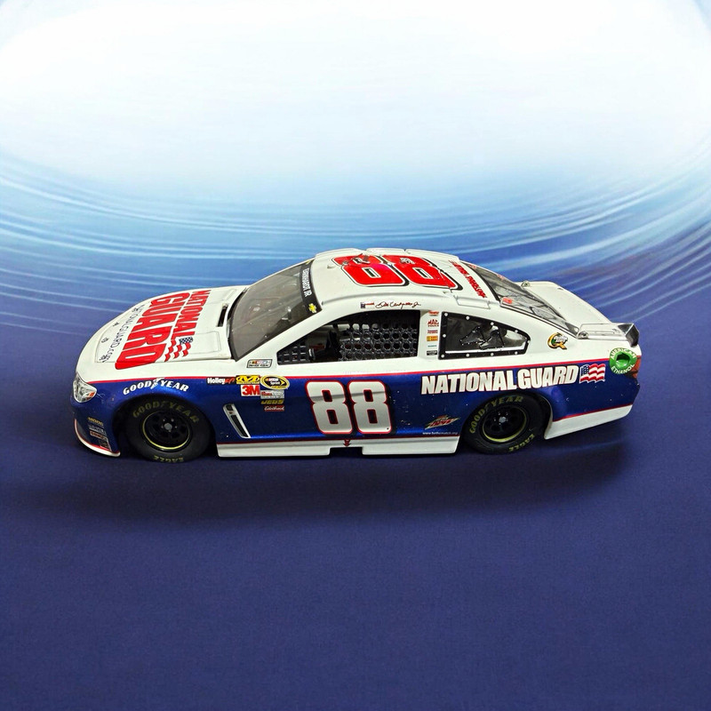 Lionel RCCA Elite Dale Earnhardt Jr #88 National Guard 2013 Chevy SS 1:24