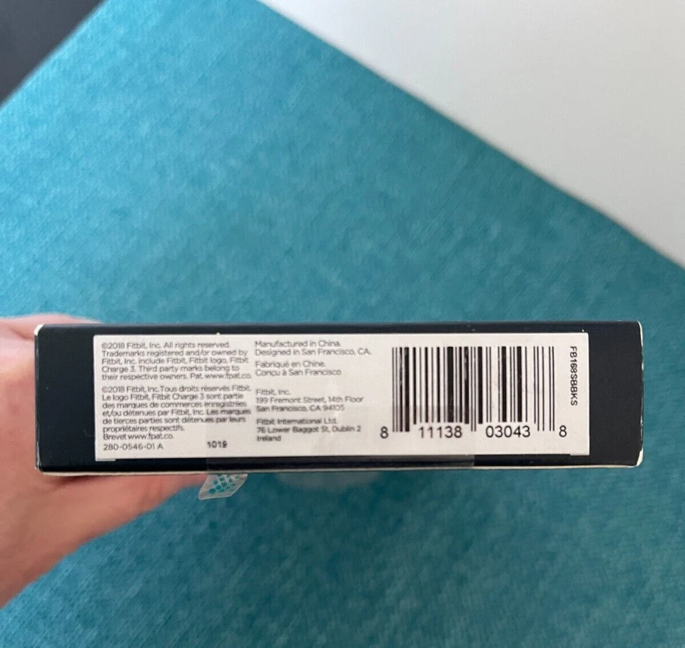 Fitbit Charge 3 pulseira esportiva preta S/P lacrada de fábrica na caixa - Imagem 3 de 4