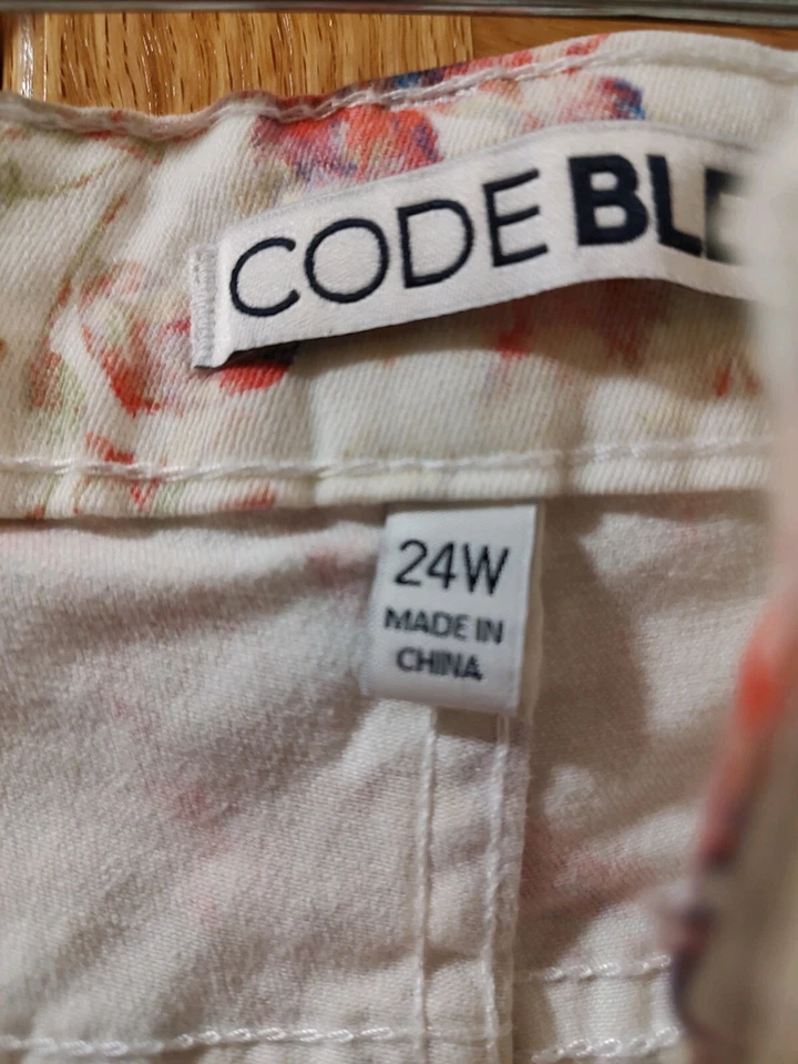 Code Bleu Shorts-Flowered Themed -24W-Used - Image 4 of 4