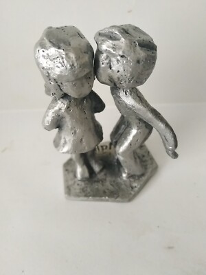 Hudson Zinn Walli Ortman Junge küssendes Mädchen hält Geschenk 042 USA Figur Vintage