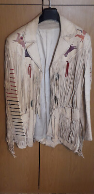Westernlederjacke mit großen,silberfarbenen Conchos + Fransen an den Armen 