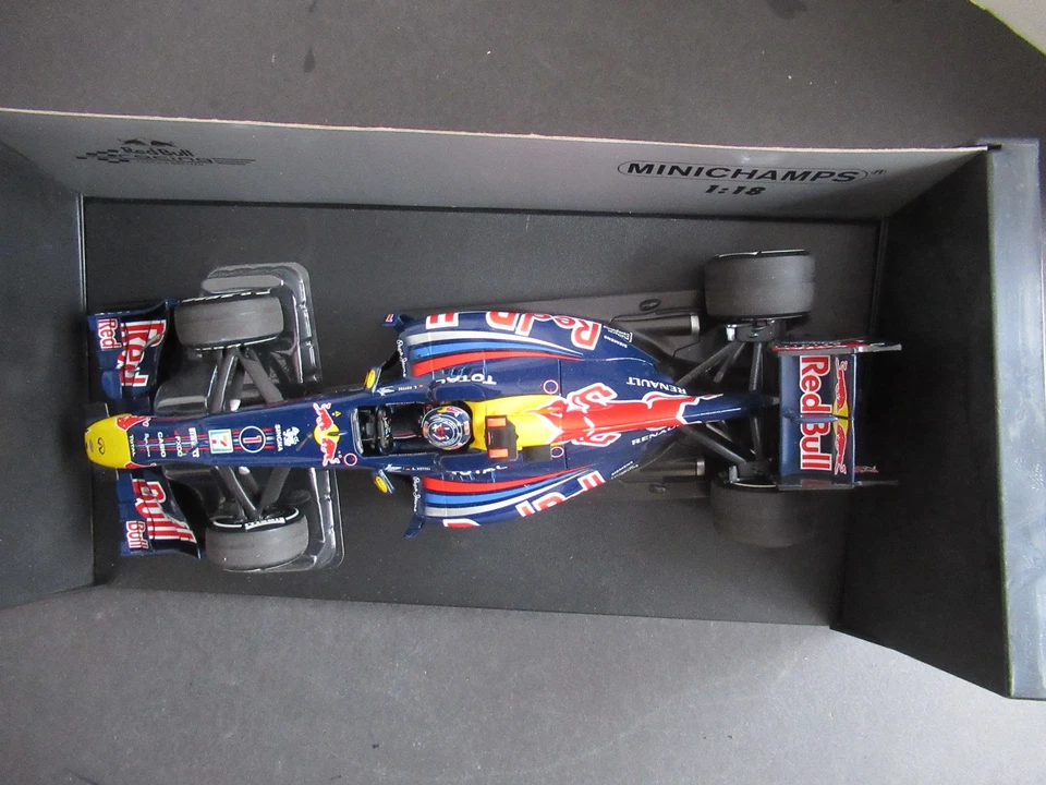 Modellautos Formel 1 1:18 Minichamps Red Bull RB7 Renault 110110301 #1 - Bild 3 von 3