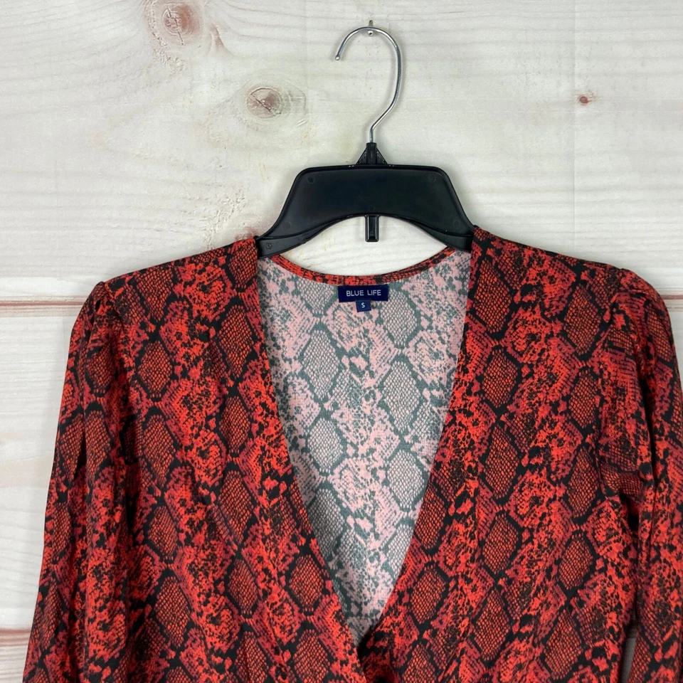 Mameluco Blue Life para mujer pequeño rojo negro piel de serpiente envoltura sintética manga larga cuello en V Foto 2 de 4