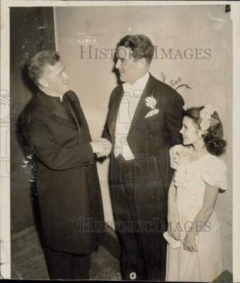 #ad 1946 Press Photo Bishop Kelleher with Mayor G. Edward Bradley and daughter $24.99