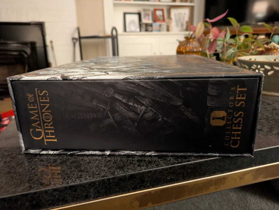 Game of Thrones Collector's Chess Set, 32 Custom Sculpted Chess Pieces - Image 3 of 4