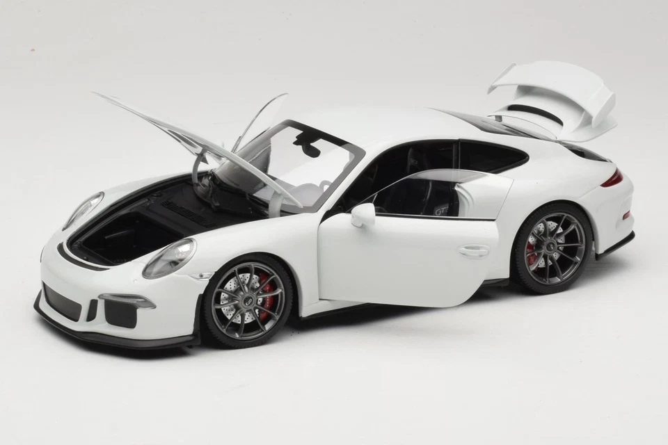 113062721 Porsche 911 991 GT3 White with Silver Wheels Minichamps 1:18 - Image 2 of 4