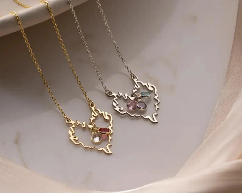 Collar colgante con nombre de piedra de nacimiento simulada de corte redondo de 2 quilates enchapado en oro amarillo de 14 k Foto 2 de 4