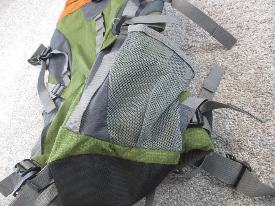 Mochila de Senderismo High Sierra Mochila de Día Verde Negra Puerto de Hidratación Bolsillos de Malla Foto 4 de 4